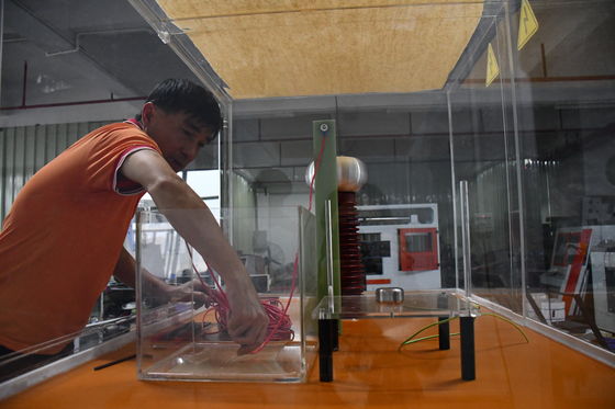 ASTM D149 Test Machine 100KV Electrical Strength Testing Equipment As Per IEC 60243-1 Lab Testing Apparatus