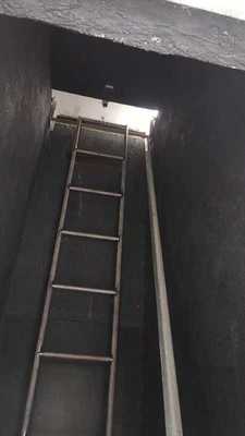 مختبر الاختبار يقوم باختبار مقاومة انتشار اللهب الرأسي على موصلات معدات الاختبار